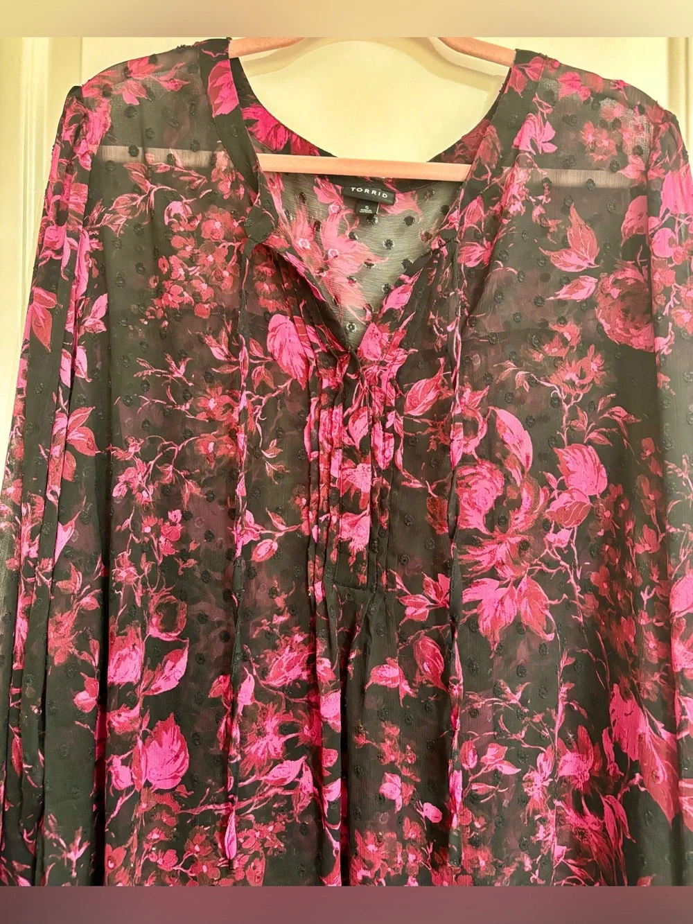 🖤 Torrid Pink and Black Floral Clip Dot Top